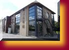 Salle avec air conditionn� pour 80 personnes.